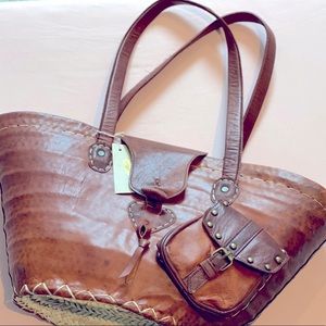 Large leather shoulder bag. Made in Morocco.